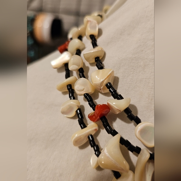 Vintage JAPAN 3 strand shell and coral necklace - Picture 5 of 7